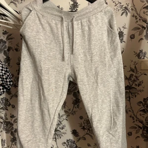 Mjukisbyxor  - Mjukisbyxor från newyorker. Super mysiga och varma byxor. Resor längst ner vid foten. Bra skick