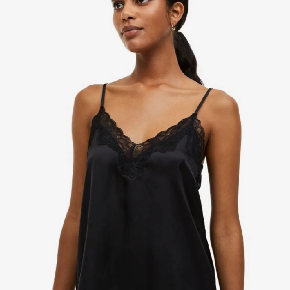 Säljer denna super fina svarta satin klänning med spets detaljer🖤 Nyskick, endast testad. Klänningar.
