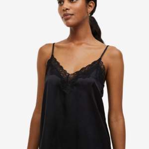 Säljer denna super fina svarta satin klänning med spets detaljer🖤 Nyskick, endast testad