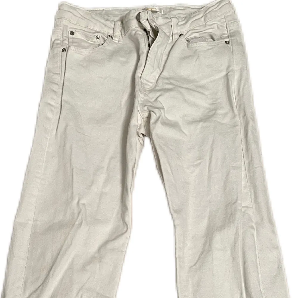 Säljer dessa lågmidjade jeans från Ginatricot kids. De sitter bra och har fina fickor på baksidan. Jag säljer de eftersom att jag inte använde vita jeans. Har använt de 1 gång. Original priset är 350kr. . Jeans & Byxor.