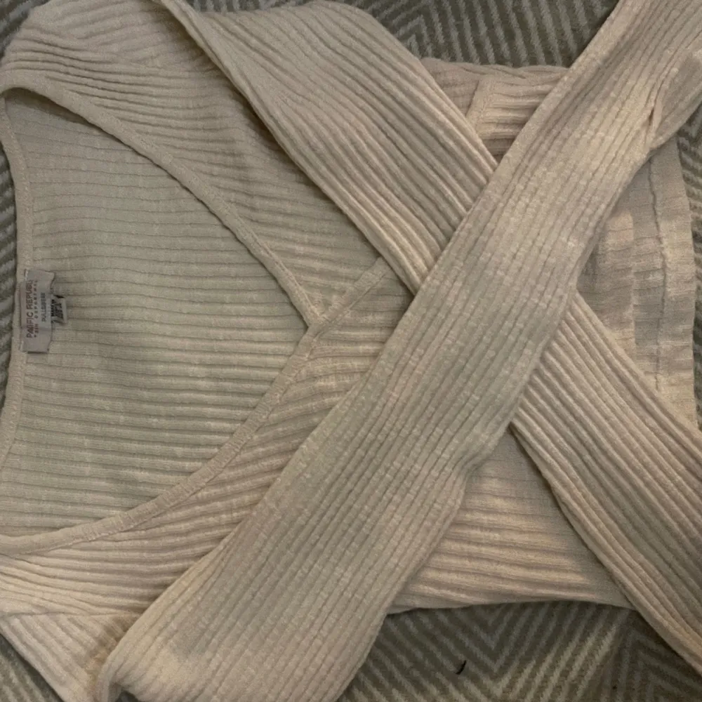 Cropped tröja från Pull&Bear, säljer pga jag inte använt den (bara tesat) den är i XS men är väldigt töjbar🫶🏻. Toppar.