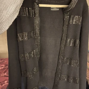 Svart kofta - Kofta med paljetter. Bra skick!💕