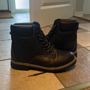 Fila skor - Säljer dessa sköna fila skor som är perfekta nu till vintern, dem är använda 2 gånger💕 bra skick, använd gärna köp nu funktionen 