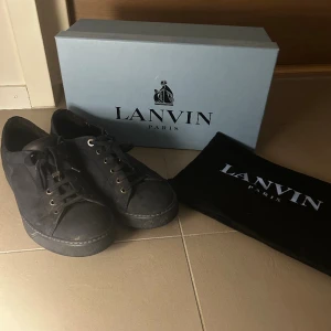 Lanvin nubuck low sneaker - Säljer för jag inte använder de längre, storlek 43. 