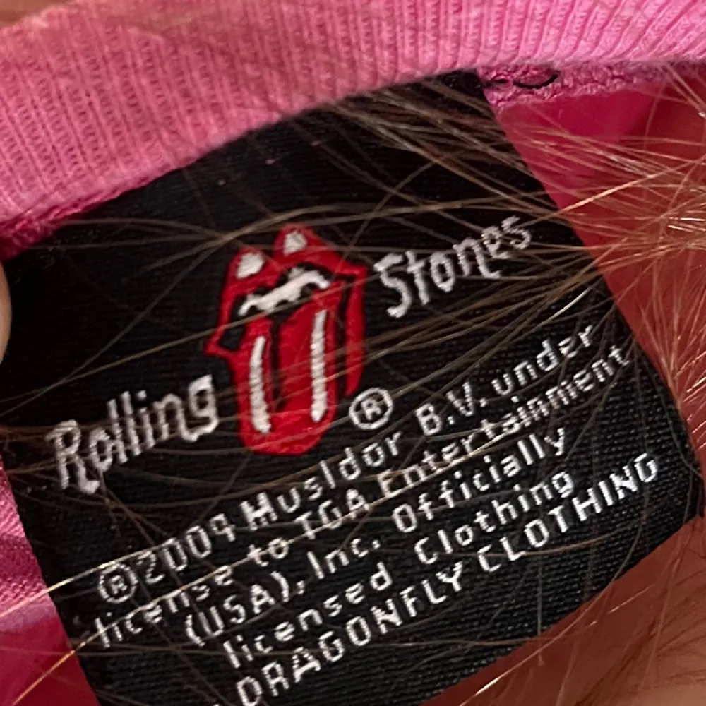 En Rolling stones tröja . T-shirts.