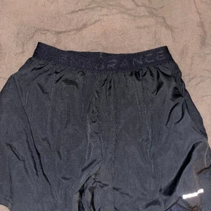 Träningsshorts - Sköna träningshorts från endurence, oanvända, ändast provade. Säljes eftersom jag köpte ett annat par jag gillade me. Materialet är perfekt att springa i men funkar hur bra som helst att bara träna i me, nypris 699. Pris går att förhandla vid snabb affär 