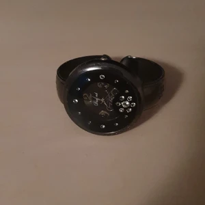 Klocka - Vintage klocka från 2000-talet. Funkar inte längre, men kanske behöver den bara ett nytt batteri, man kan inte garantera något 🤔