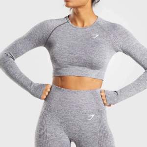 Gymshark Vital Seamless 2.0 Tights + Crop top i Grå. Tights i storlek S, Crop Topp i storlek S. Använda 1 gång. Nypris: 998kr, säljs för 300. 