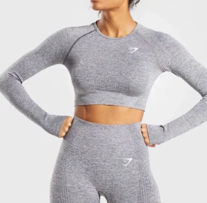 GYMSHARK VITAL TIGHTS + TOP - Gymshark Vital Seamless 2.0 Tights + Crop top i Grå. Tights i storlek S, Crop Topp i storlek S. Använda 1 gång. Nypris: 998kr, säljs för 300. 