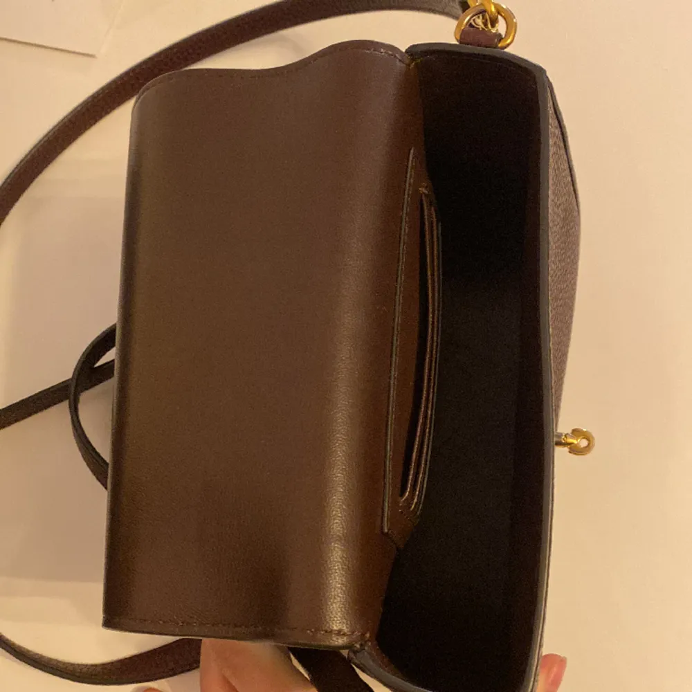 Mullbery Väska i modellen small darley satchel den är i mycket bra skick bara använt tre gånger original priset är 8,330 påse kvitto ingår och äkthetbevis fins. Väskor.