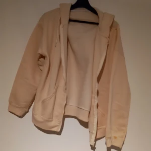 Zip upp - Beige gul zip up. Jöttee fin o super skön.