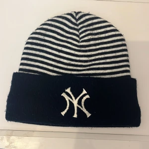 Yankees mössa - Tjo! Säljer nu denhär mössan. Säljer för den inte används, mössan är i bra skick den har bara lite knopper på sig. Hoppas du vill köpa!