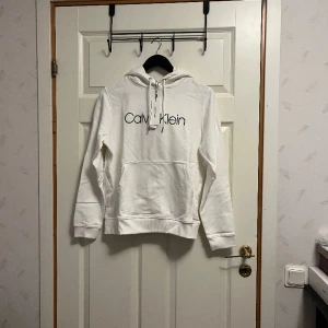 Oanvänd Ck hoodie med prislapparna kvar - Aldrig använd, lite skrynklig då den legat vikt men lätt att fixa  Priset är under hälften av värde så går helst inte lägre men kan diskuteras vid snabb affär Buda rimligt så ser vi :)