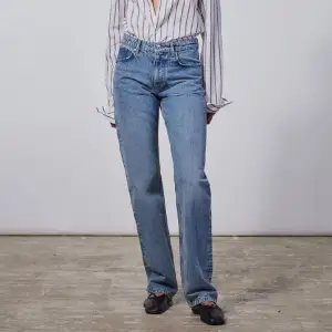 Straight leg midrise jeans från Zara. Nypris 399kr. 