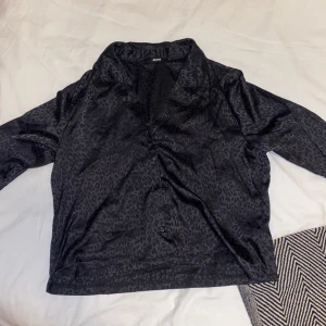 Pyjamas skjorta  - Säljer en leopardmönstrad pyjamas skjorta. I storlek S från bikbok. Aldrig använd, endast testad. OBS: köparen står för frakten. (Annonsen finns ute på andra sidor)