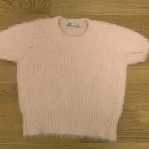 Haj jag säljer denna fina rosa fluffiga tröjan från ZARA. Jag har använt den två gånger och den är fortfarande i väldigt bra kvalite.🙌🏻💗