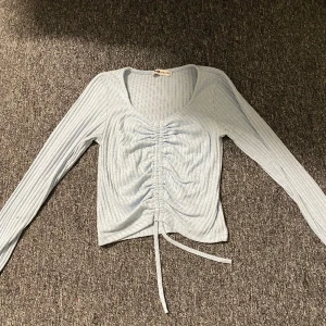 Babyblå topp - Säljer denna söta toppen från NewYorker🩵  Köparen står för ev. fraktkostnad 