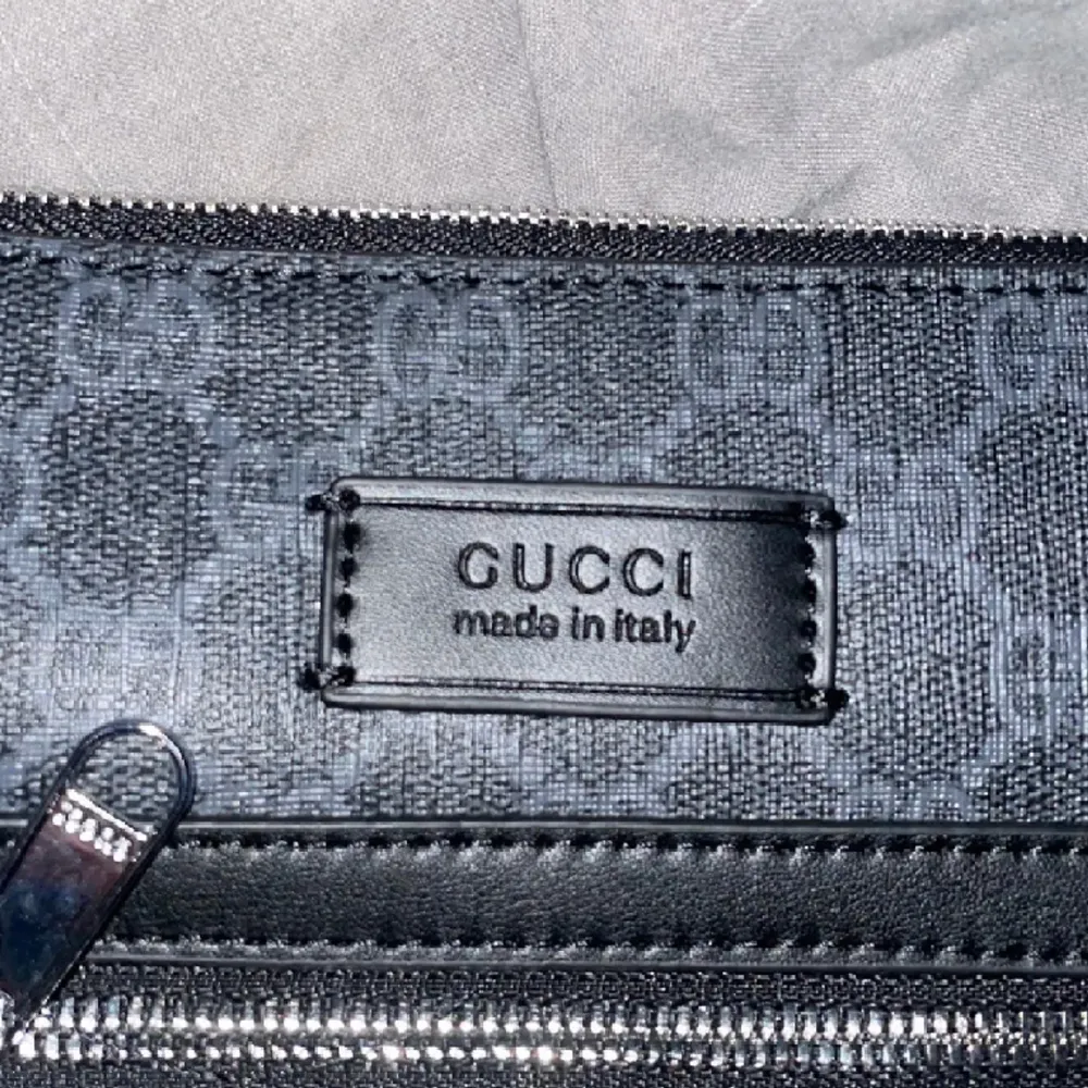 Hej, säljer min helt nya Gucci väska. Det är i ny skick o sälj för jag inte tyckte att jag passade med den.. Väskor.