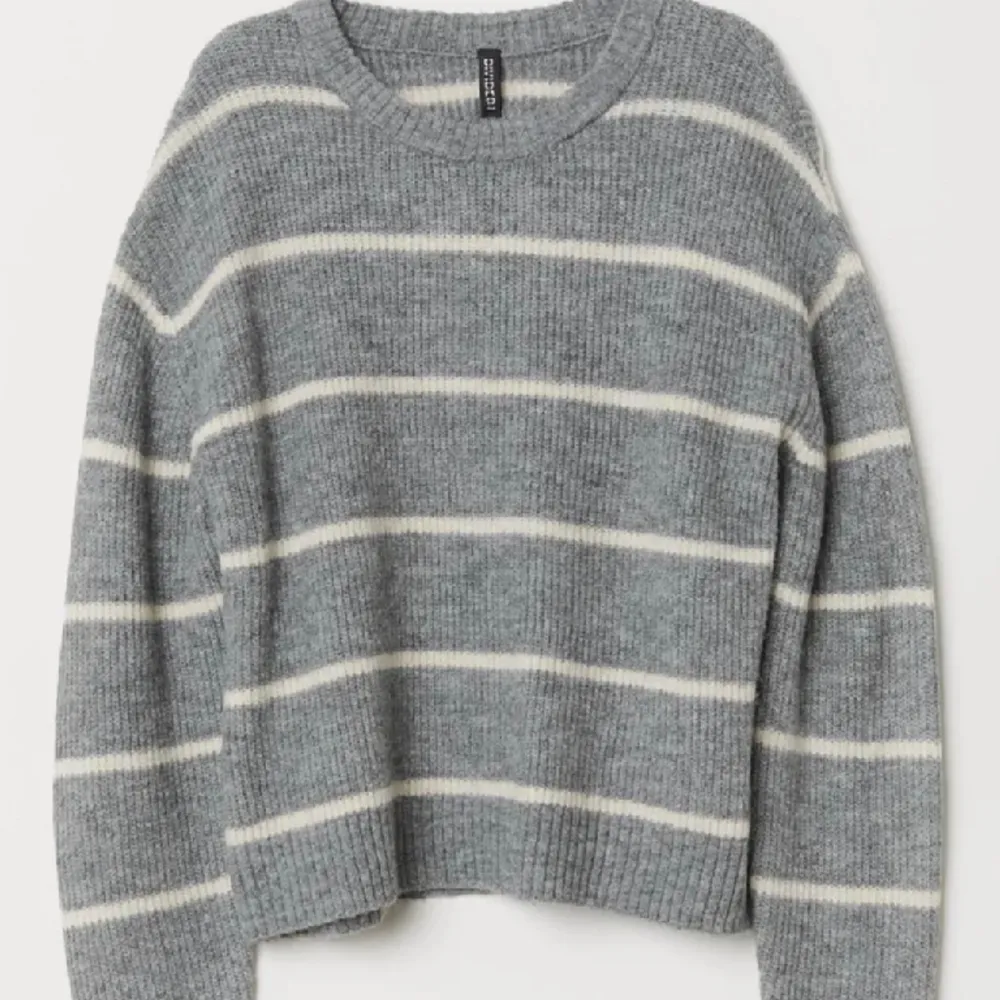 Jättevarm och snygg stickad tröja från H&M. Passar perfekt nu till vintern och sticks inte alls.. Stickat.