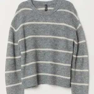 Jättevarm och snygg stickad tröja från H&M. Passar perfekt nu till vintern och sticks inte alls.