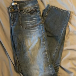 Jeans - Jeans i storlek 40. Jag säljer för att jag köpte dom och de va för stora. De är i hyfsat bra skick, ena knappen på bakfickan är sönder (sista bilden). Pris kan diskuteras