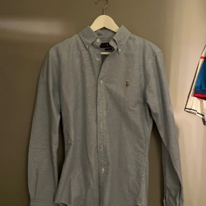 Ralph lauren skjorta - Den är för liten för mig och är storlek S. Nyskick i princip. 