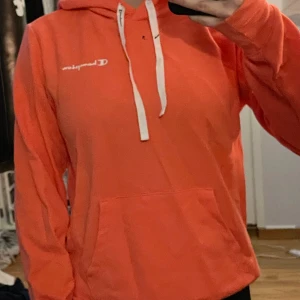 Hoodie - Lätt hoodie i rosa/orange färg, den är lite mer åt rosa hållet än vad som visas på bilden, den är aldrig använd eftersom jag ej använder hoodies och fick den, pris går att diskutera vid snabb affär 