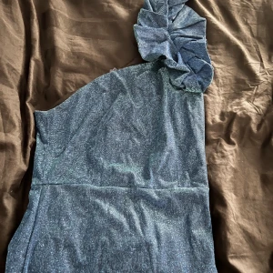 Blå långklänning - Blå och glittrig långklänning, så elegant! Använd en gång och är i storlek M. Färgen är missvisande på de två första bilderna, den tredje bilden visar rätt färg!🦋
