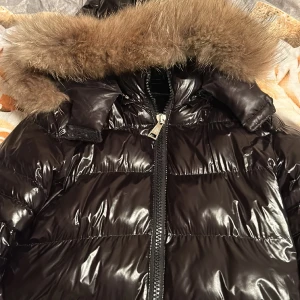 Monclerjacka - Säljer min underbara moncler jacka. I ett bra skick använd 2 vintrar. Säljer den på grund av att den har blivit liten för mig. Storlek S