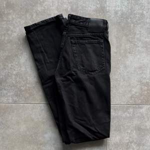 Fina Bik Bok svarta jeans straight low waist 24/32 i kanonskick.