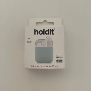 Holdit airpods fodral - Silicone case för airpods, denna färg finns inte att köpa längre, jag skulle säga att färgen är ljus grön/blå (turqouise)