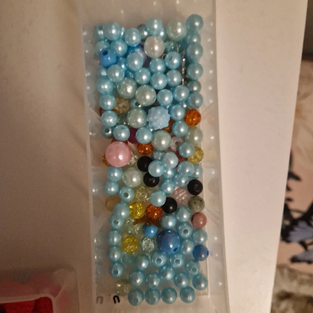 Olika pärlor i olika färger ( Mest blå )  1 kr st.. Övrigt.