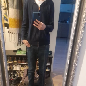 Kashmir hoodie - Säljer kashmir hoodie för den blrjar bli förliten och har en annan.