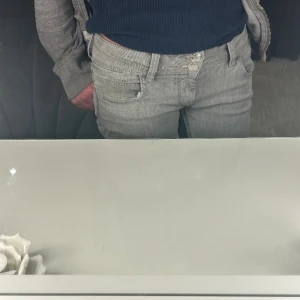 Trendiga Gina Jeans - Lågmidjade jeans från Gina säljes💗Storlek 146(skulle uppskatta att dem sitter som ett par xxs)💫Fint skick men tyvärr en väldigt svag missfärgning på ena bakfickan (se sista bild)🫶🏼190kr+frakt men kan även hämtas upp på Ekerö🌸Postar inom 24 timmar efter köp