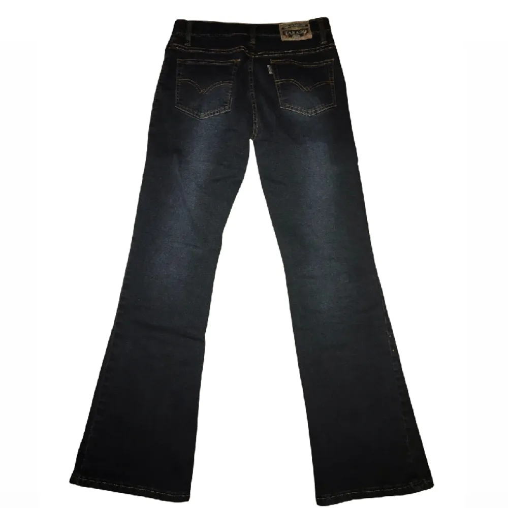 Vintage jeans köpta i Thailand, använda typ 1 gång bara, inte slittna alls, Den mesta informationen finns på bild 3 men om ni undrar något så kan ni ba fråga eller om ni vill ha en bättre bild typ🤗❗️ pris kan diskuteras❗️. Jeans & Byxor.