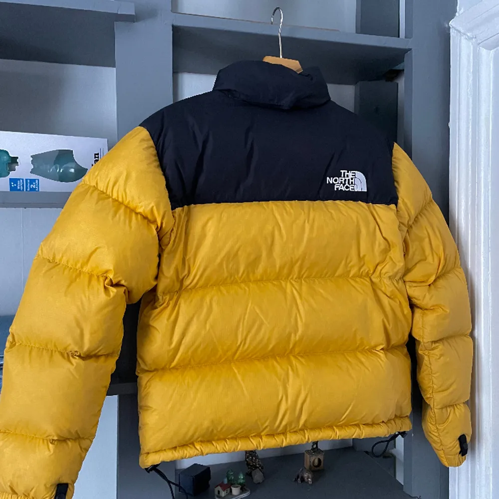 The north face nuptse jacket. 1996 style.   Jackan är några år gammal men endast använd en säsong. Senaste säsongen har den bara hängt i garderoben luftigt då den var för liten. Jackan är storlek M dam men jag hade den som storlek XS herr vilket funkade.. Jackor.