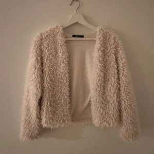 Pälsjacka - Säljer denna pälsjacka från ginatricot 💕 inga fläckar och i fint skick  Storlek xs dam