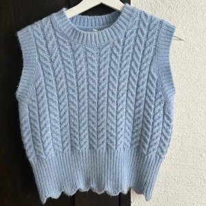 Blå stickad väst  - Blå stickad väst i bra skick. Inga defekter. Storlek Xs-S.  Hör av er vid frågor!😊