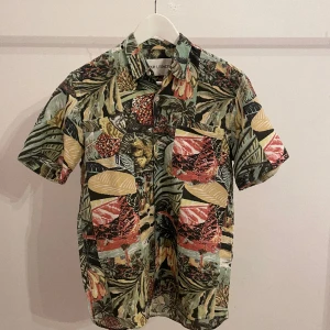 Our legacy shirt - Our legacy linen shirt. Size 46 (S/M)  Measurements: Length: 70 cm Shoulder width: 43 cm