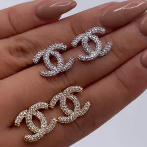 Säljer dessa rostfria Chanel örhängena. 700kr st, skriv för fler bilder! Hämtas i Stockholm eller postas 