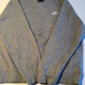 Grå Nike Grå  Nike-college tröja.  - Skick på tröjan: 8/10. Nypris:700kr