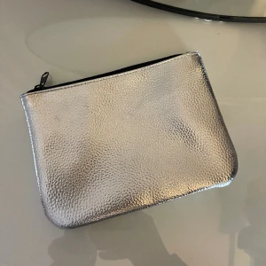 Silvrig näsisär  - otroligt fin silvrig näsisär, aldrig använd så den är så gott som ny