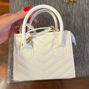 En vit liten väska  - En jättefin oanvänd vit liten väska. Köparen står för frakten ❤️