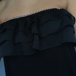 Festlig blus - Jätte fin blus perfekt för fest. Vet inte var det är för märke men köpt i Italien. Storlek skulle jag säga är S dock den inte passar mig som bär en Xs.  Säg till för fler bilder eller pris 😊