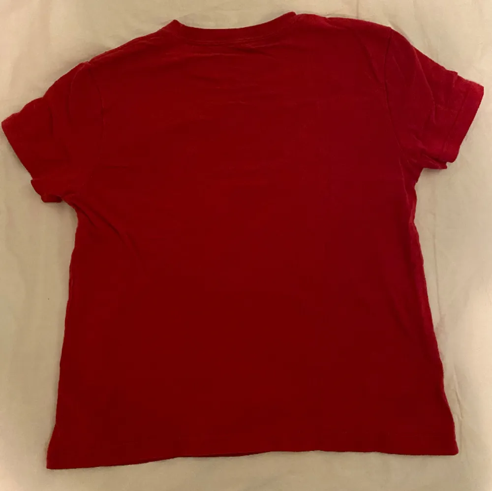 Simpel men jättesnygg röd babytee🙏🙏 . T-shirts.