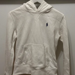 Ralph Lauren Hoodie  - En vit snygg Ralph Lauren Polo Hoodie. Superfin, säljer pga att den inte passar längre. I storlek XS!! Skriv för intresse 💞💞
