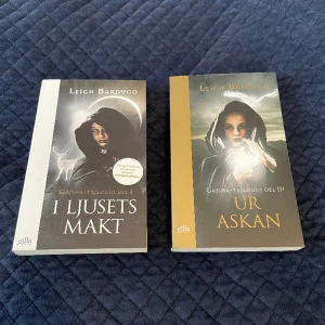 Leigh Bardugo - I ljusets makt & Ur askan - Två böcker skrivna av Leigh Bardugo från Grisha-triologin. I ljusets makt (bok 1) och Ur askan (bok 3). I nyskick! ✨Priset är för en bok! Båda för 100 kr (frakt ingår ej)