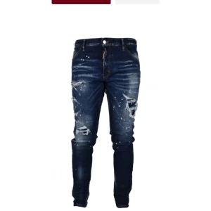DSQUARED 2 - Riktig fett Dsquared2 jeans med strech. Storlek 52, har inte använt dom så mycket, 1500kr kan gå ner vid snabb affär, dom är 100% äkta, kan mötas upp i halmstad eller Helsingborg 