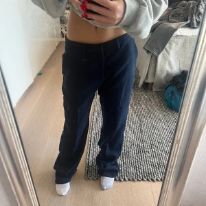 Blåa kostymbyxor  - Säljer pga för stora. Blåa kostymbyxor som är i nyskick. Prislapp är kvar! Skriv för fler bilder! 🥰