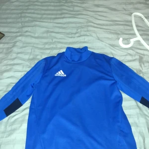 Adidas tröja  - Fin adidas tröja i bra skick, funkar att ha när man tränar och sånt. Skriv om ni har frågor eller funderingar 😁